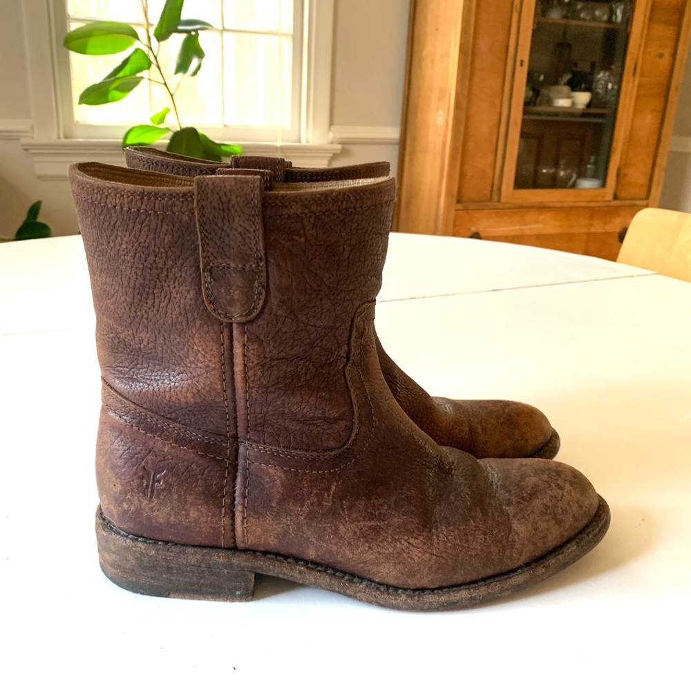 Frye Anna Shortie highly distressed brown leather short boots size 7.5